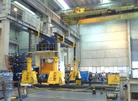 Pórtico móvel em operação industrial