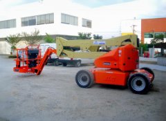 Plataforma com Lança Articulada JLG E450AJ 