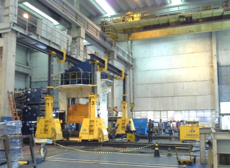 Pórtico móvel em área industrial